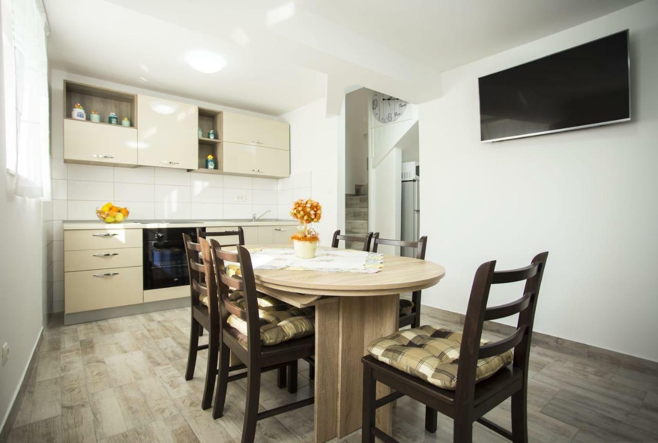 Apartman Leona Kaštela Exteriör bild